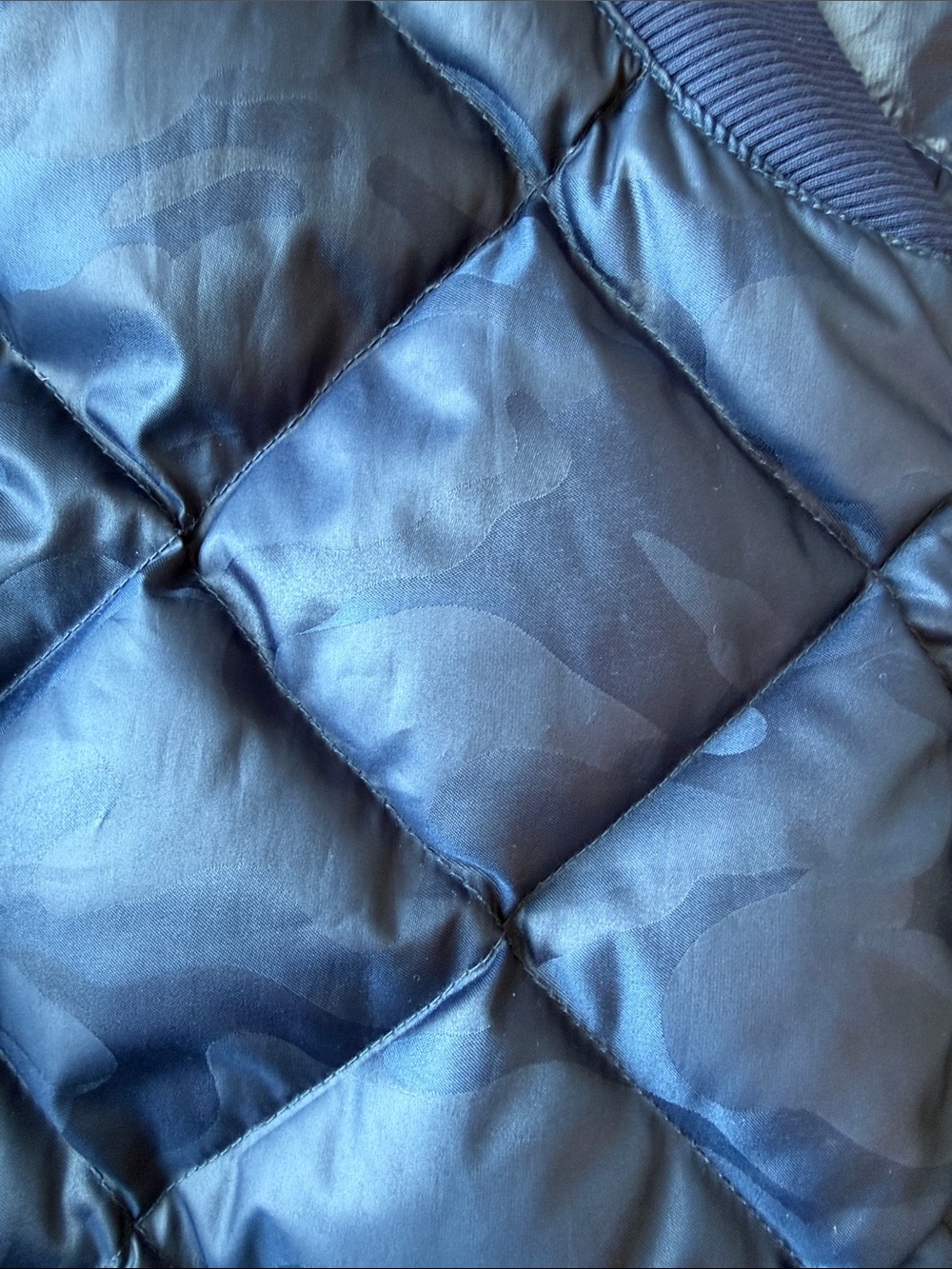 ALO Yoga Diamond-Quilted Navy Camo Bomber Jacket - Picture 3 of 8